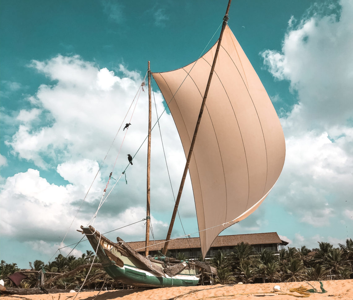 Piękny statek z masztem na plazy w Negombo
