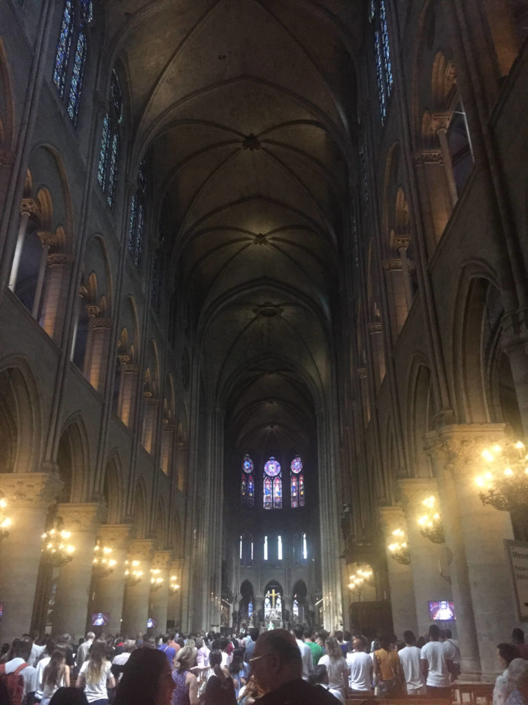 wnętrze katedry Notre Dame